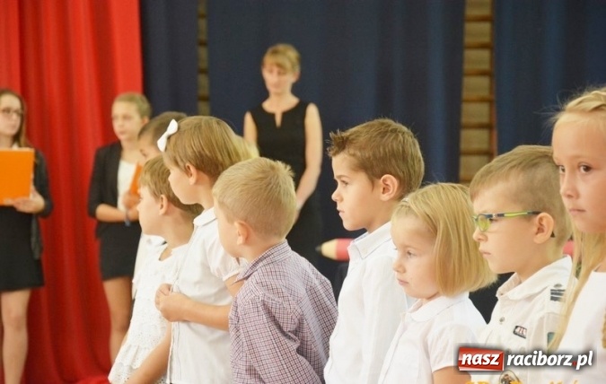 Zdjęcie w galerii na portalu naszraciborz.pl: Uczniowie Szkoły Podstawowej nr 4 przywitali nowy rok szkolny z przytupem i na wesoło  wiadomości z regionu
