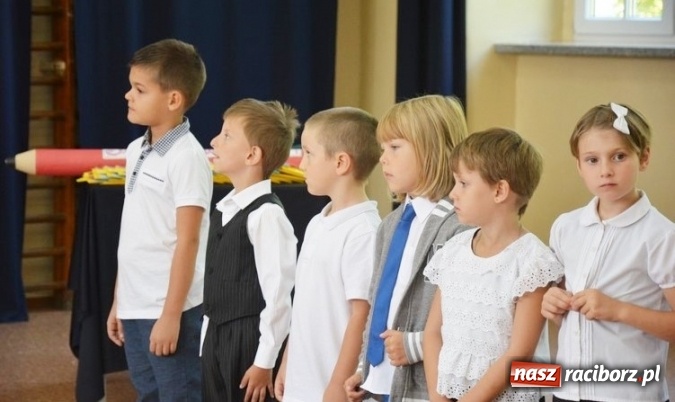 Zdjęcie w galerii na portalu naszraciborz.pl: Uczniowie Szkoły Podstawowej nr 4 przywitali nowy rok szkolny z przytupem i na wesoło  wiadomości z regionu