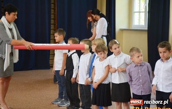 Zdjęcie w galerii na portalu naszraciborz.pl: Uczniowie Szkoły Podstawowej nr 4 przywitali nowy rok szkolny z przytupem i na wesoło  wiadomości z regionu