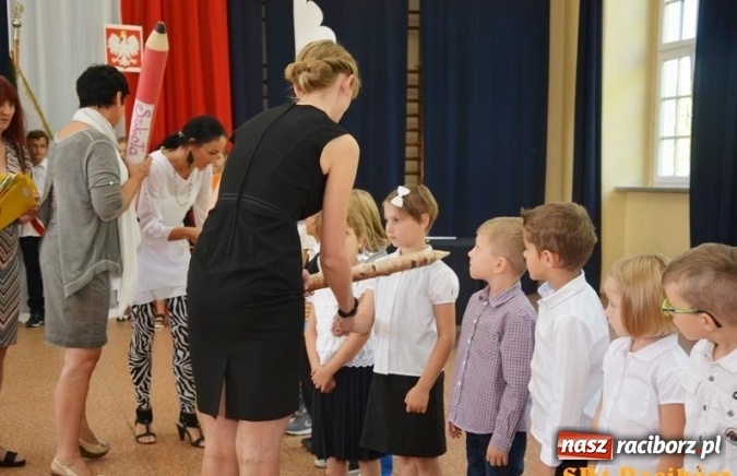 Zdjęcie w galerii na portalu naszraciborz.pl: Uczniowie Szkoły Podstawowej nr 4 przywitali nowy rok szkolny z przytupem i na wesoło  wiadomości z regionu