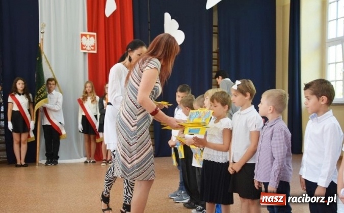 Zdjęcie w galerii na portalu naszraciborz.pl: Uczniowie Szkoły Podstawowej nr 4 przywitali nowy rok szkolny z przytupem i na wesoło  wiadomości z regionu