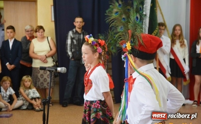Zdjęcie w galerii na portalu naszraciborz.pl: Uczniowie Szkoły Podstawowej nr 4 przywitali nowy rok szkolny z przytupem i na wesoło  wiadomości z regionu