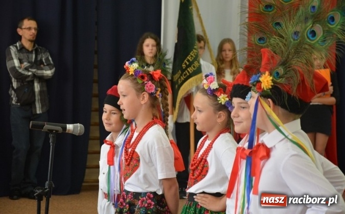 Zdjęcie w galerii na portalu naszraciborz.pl: Uczniowie Szkoły Podstawowej nr 4 przywitali nowy rok szkolny z przytupem i na wesoło  wiadomości z regionu