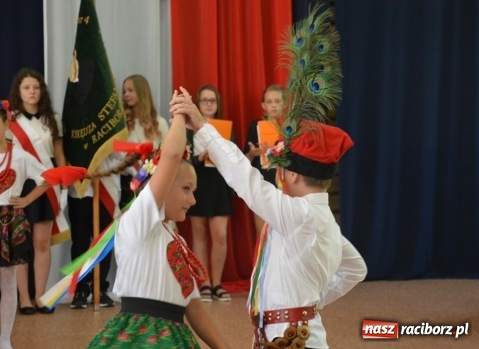 Zdjęcie w galerii na portalu naszraciborz.pl: Uczniowie Szkoły Podstawowej nr 4 przywitali nowy rok szkolny z przytupem i na wesoło  wiadomości z regionu