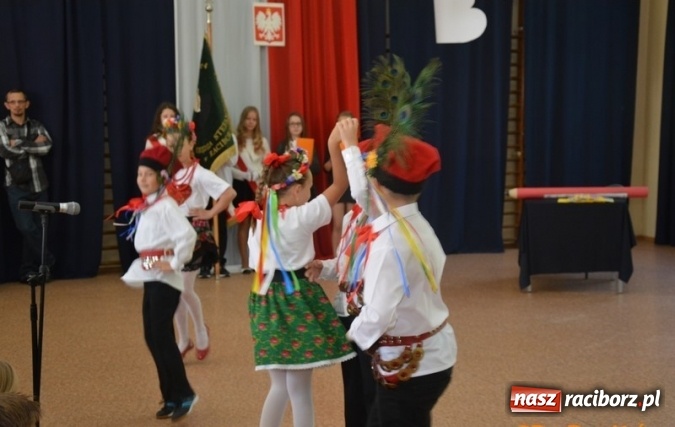 Zdjęcie w galerii na portalu naszraciborz.pl: Uczniowie Szkoły Podstawowej nr 4 przywitali nowy rok szkolny z przytupem i na wesoło  wiadomości z regionu