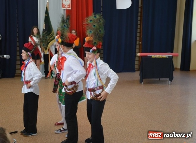 Zdjęcie w galerii na portalu naszraciborz.pl: Uczniowie Szkoły Podstawowej nr 4 przywitali nowy rok szkolny z przytupem i na wesoło  wiadomości z regionu