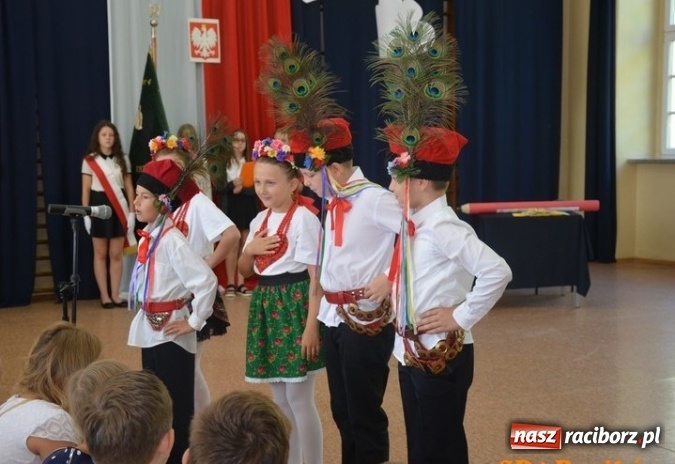 Zdjęcie w galerii na portalu naszraciborz.pl: Uczniowie Szkoły Podstawowej nr 4 przywitali nowy rok szkolny z przytupem i na wesoło  wiadomości z regionu