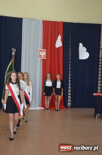 Zdjęcie w galerii na portalu naszraciborz.pl: Uczniowie Szkoły Podstawowej nr 4 przywitali nowy rok szkolny z przytupem i na wesoło  wiadomości z regionu