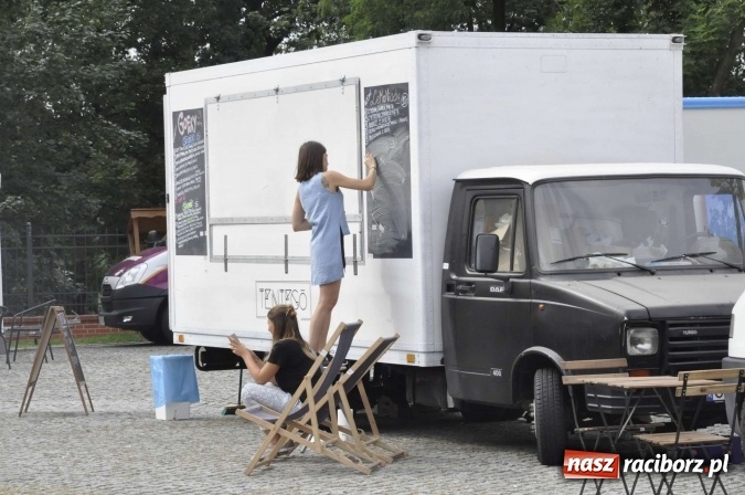 Zdjęcie w galerii na portalu naszraciborz.pl: Na Zamku Piastowskim ruszył I raciborski zlot food trucków. Dziedziniec pełen zapachów  wiadomości z regionu