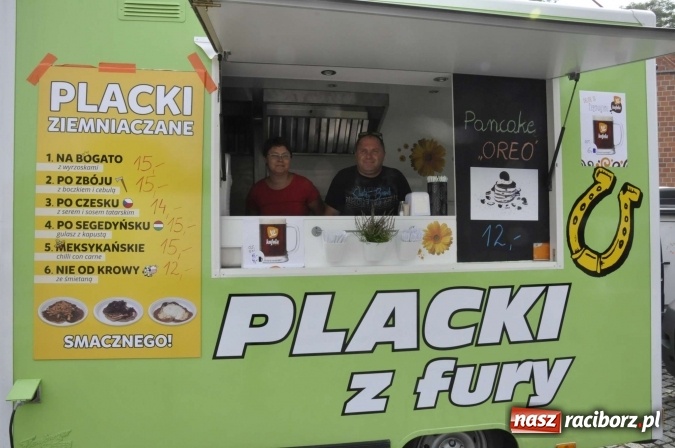 Zdjęcie w galerii na portalu naszraciborz.pl: Na Zamku Piastowskim ruszył I raciborski zlot food trucków. Dziedziniec pełen zapachów  wiadomości z regionu