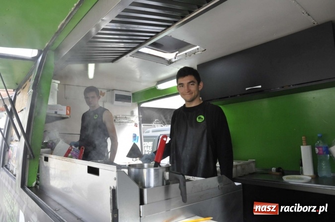 Zdjęcie w galerii na portalu naszraciborz.pl: Na Zamku Piastowskim ruszył I raciborski zlot food trucków. Dziedziniec pełen zapachów  wiadomości z regionu