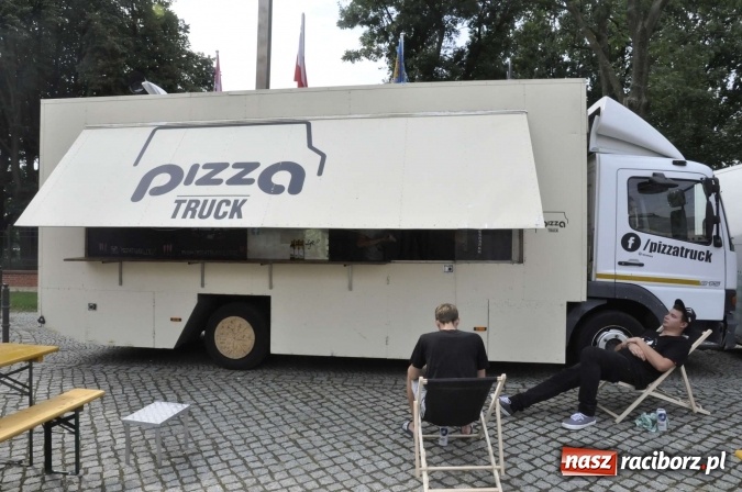 Zdjęcie w galerii na portalu naszraciborz.pl: Na Zamku Piastowskim ruszył I raciborski zlot food trucków. Dziedziniec pełen zapachów  wiadomości z regionu