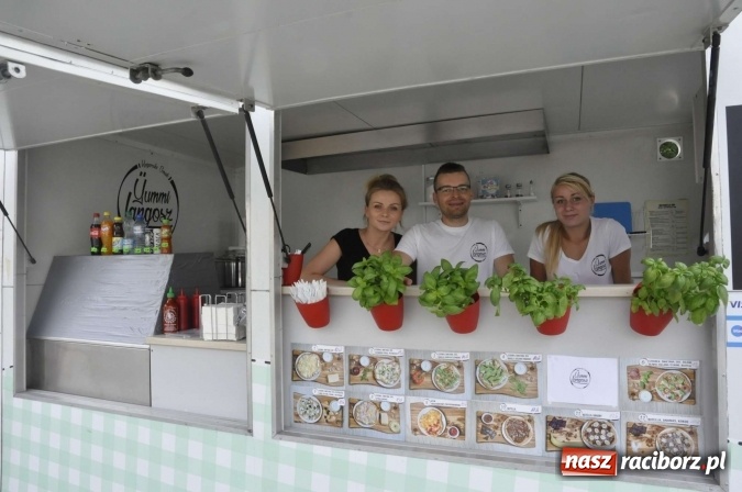 Zdjęcie w galerii na portalu naszraciborz.pl: Na Zamku Piastowskim ruszył I raciborski zlot food trucków. Dziedziniec pełen zapachów  wiadomości z regionu