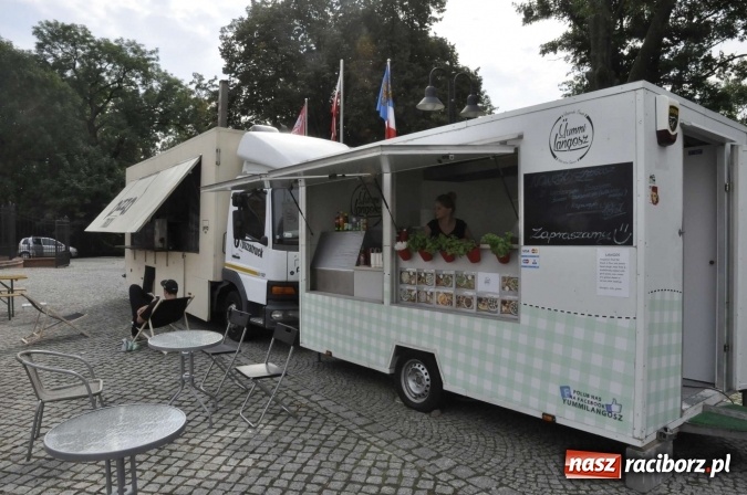 Zdjęcie w galerii na portalu naszraciborz.pl: Na Zamku Piastowskim ruszył I raciborski zlot food trucków. Dziedziniec pełen zapachów  wiadomości z regionu