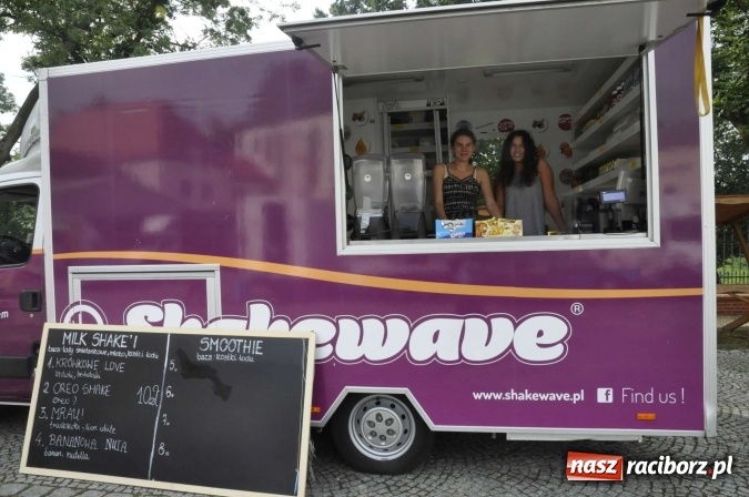 Zdjęcie w galerii na portalu naszraciborz.pl: Na Zamku Piastowskim ruszył I raciborski zlot food trucków. Dziedziniec pełen zapachów  wiadomości z regionu