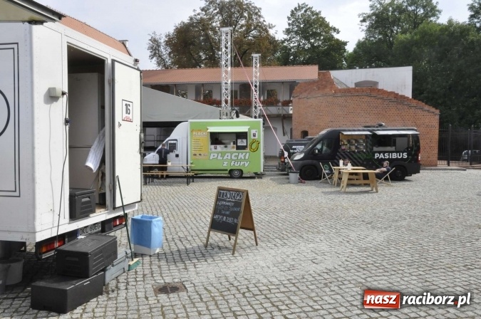 Zdjęcie w galerii na portalu naszraciborz.pl: Na Zamku Piastowskim ruszył I raciborski zlot food trucków. Dziedziniec pełen zapachów  wiadomości z regionu