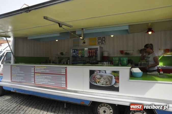 Zdjęcie w galerii na portalu naszraciborz.pl: Na Zamku Piastowskim ruszył I raciborski zlot food trucków. Dziedziniec pełen zapachów  wiadomości z regionu
