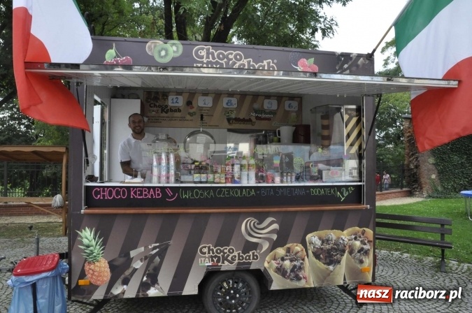 Zdjęcie w galerii na portalu naszraciborz.pl: Na Zamku Piastowskim ruszył I raciborski zlot food trucków. Dziedziniec pełen zapachów  wiadomości z regionu