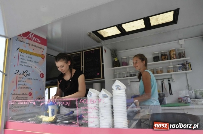 Zdjęcie w galerii na portalu naszraciborz.pl: Na Zamku Piastowskim ruszył I raciborski zlot food trucków. Dziedziniec pełen zapachów  wiadomości z regionu