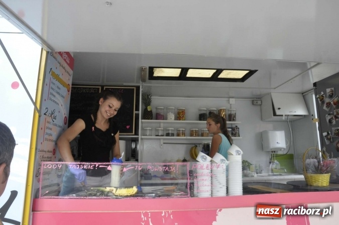 Zdjęcie w galerii na portalu naszraciborz.pl: Na Zamku Piastowskim ruszył I raciborski zlot food trucków. Dziedziniec pełen zapachów  wiadomości z regionu