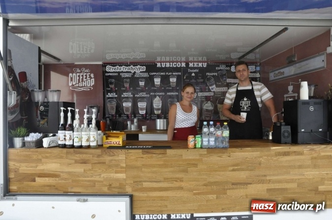 Zdjęcie w galerii na portalu naszraciborz.pl: Na Zamku Piastowskim ruszył I raciborski zlot food trucków. Dziedziniec pełen zapachów  wiadomości z regionu