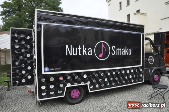 Zdjęcie w galerii na portalu naszraciborz.pl: Na Zamku Piastowskim ruszył I raciborski zlot food trucków. Dziedziniec pełen zapachów  wiadomości z regionu