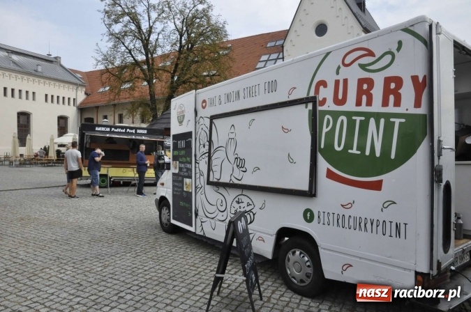 Zdjęcie w galerii na portalu naszraciborz.pl: Na Zamku Piastowskim ruszył I raciborski zlot food trucków. Dziedziniec pełen zapachów  wiadomości z regionu
