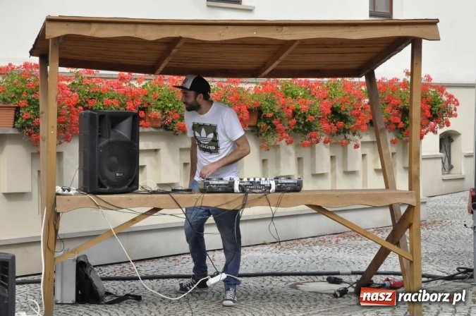 Zdjęcie w galerii na portalu naszraciborz.pl: Na Zamku Piastowskim ruszył I raciborski zlot food trucków. Dziedziniec pełen zapachów  wiadomości z regionu