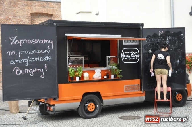 Zdjęcie w galerii na portalu naszraciborz.pl: Na Zamku Piastowskim ruszył I raciborski zlot food trucków. Dziedziniec pełen zapachów  wiadomości z regionu