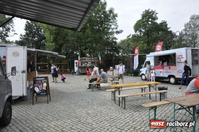 Zdjęcie w galerii na portalu naszraciborz.pl: Na Zamku Piastowskim ruszył I raciborski zlot food trucków. Dziedziniec pełen zapachów  wiadomości z regionu
