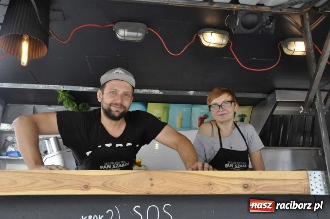 Zdjęcie w galerii na portalu naszraciborz.pl: Na Zamku Piastowskim ruszył I raciborski zlot food trucków. Dziedziniec pełen zapachów  wiadomości z regionu