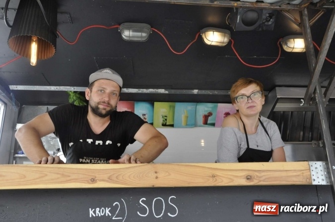 Zdjęcie w galerii na portalu naszraciborz.pl: Na Zamku Piastowskim ruszył I raciborski zlot food trucków. Dziedziniec pełen zapachów  wiadomości z regionu