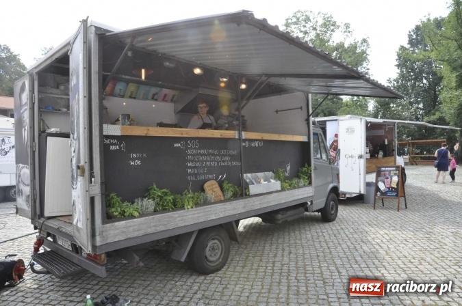 Zdjęcie w galerii na portalu naszraciborz.pl: Na Zamku Piastowskim ruszył I raciborski zlot food trucków. Dziedziniec pełen zapachów  wiadomości z regionu