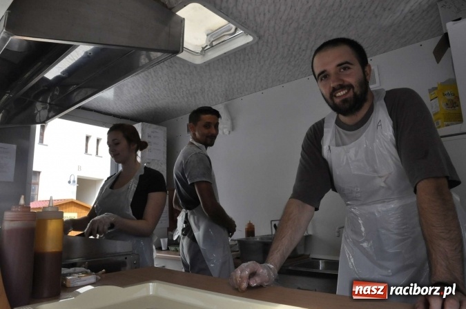 Zdjęcie w galerii na portalu naszraciborz.pl: Na Zamku Piastowskim ruszył I raciborski zlot food trucków. Dziedziniec pełen zapachów  wiadomości z regionu