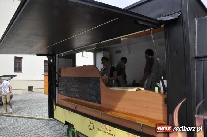 Zdjęcie w galerii na portalu naszraciborz.pl: Na Zamku Piastowskim ruszył I raciborski zlot food trucków. Dziedziniec pełen zapachów  wiadomości z regionu