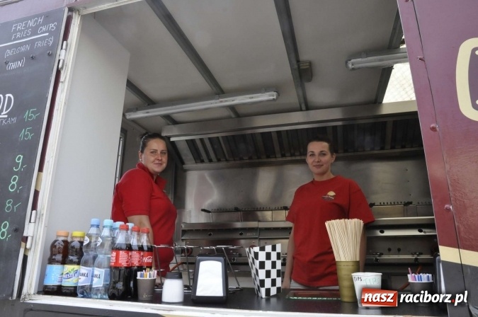 Zdjęcie w galerii na portalu naszraciborz.pl: Na Zamku Piastowskim ruszył I raciborski zlot food trucków. Dziedziniec pełen zapachów  wiadomości z regionu
