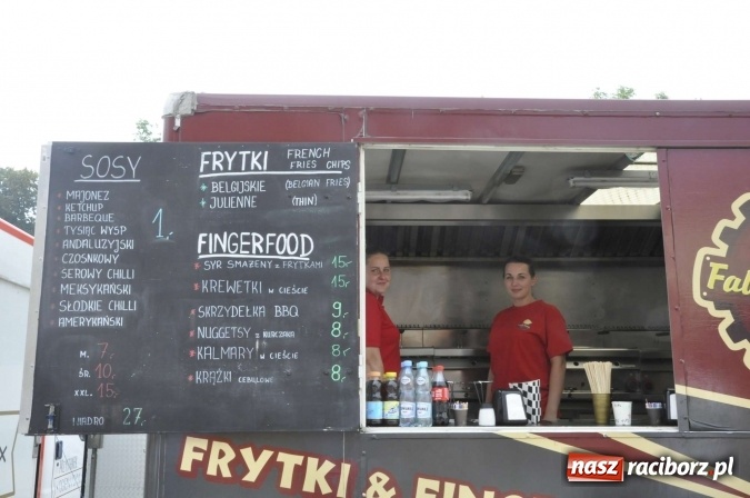 Zdjęcie w galerii na portalu naszraciborz.pl: Na Zamku Piastowskim ruszył I raciborski zlot food trucków. Dziedziniec pełen zapachów  wiadomości z regionu