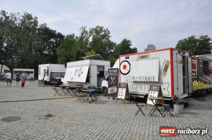 Zdjęcie w galerii na portalu naszraciborz.pl: Na Zamku Piastowskim ruszył I raciborski zlot food trucków. Dziedziniec pełen zapachów  wiadomości z regionu