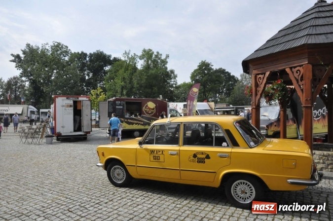 Zdjęcie w galerii na portalu naszraciborz.pl: Na Zamku Piastowskim ruszył I raciborski zlot food trucków. Dziedziniec pełen zapachów  wiadomości z regionu