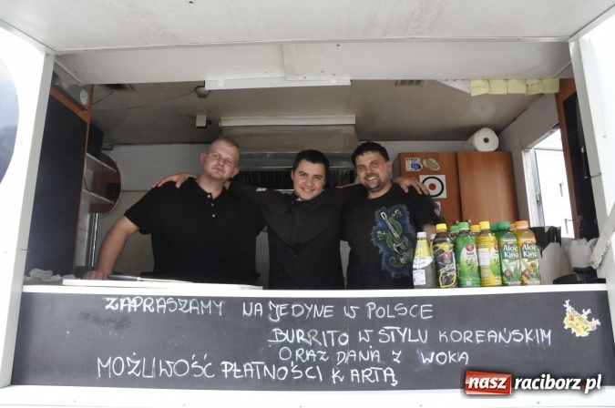 Zdjęcie w galerii na portalu naszraciborz.pl: Na Zamku Piastowskim ruszył I raciborski zlot food trucków. Dziedziniec pełen zapachów  wiadomości z regionu