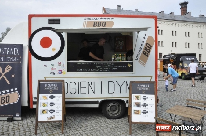 Zdjęcie w galerii na portalu naszraciborz.pl: Na Zamku Piastowskim ruszył I raciborski zlot food trucków. Dziedziniec pełen zapachów  wiadomości z regionu