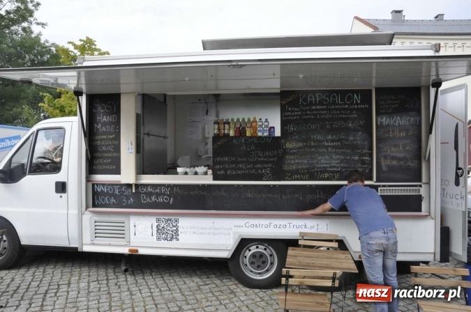 Zdjęcie w galerii na portalu naszraciborz.pl: Na Zamku Piastowskim ruszył I raciborski zlot food trucków. Dziedziniec pełen zapachów  wiadomości z regionu
