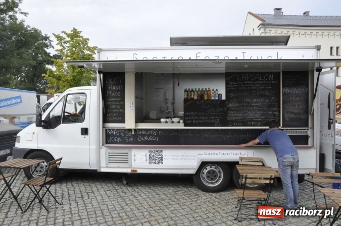 Zdjęcie w galerii na portalu naszraciborz.pl: Na Zamku Piastowskim ruszył I raciborski zlot food trucków. Dziedziniec pełen zapachów  wiadomości z regionu
