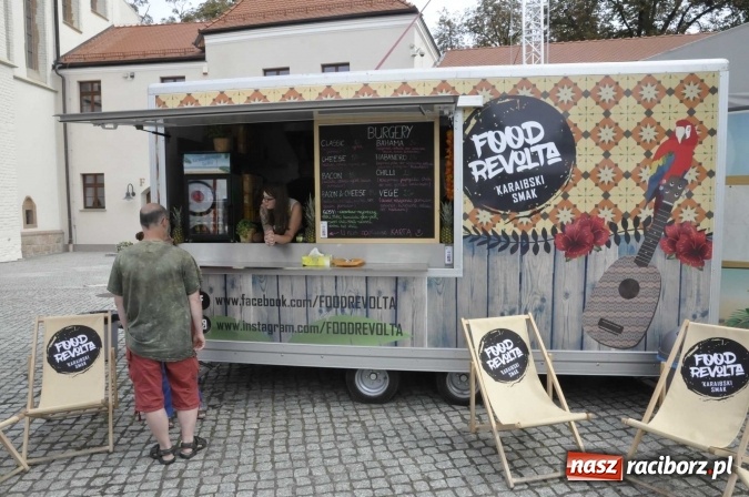 Zdjęcie w galerii na portalu naszraciborz.pl: Na Zamku Piastowskim ruszył I raciborski zlot food trucków. Dziedziniec pełen zapachów  wiadomości z regionu