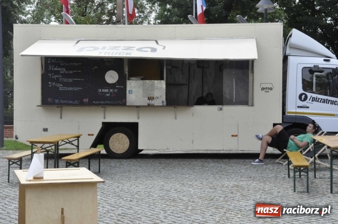 Zdjęcie w galerii na portalu naszraciborz.pl: Na Zamku Piastowskim ruszył I raciborski zlot food trucków. Dziedziniec pełen zapachów  wiadomości z regionu
