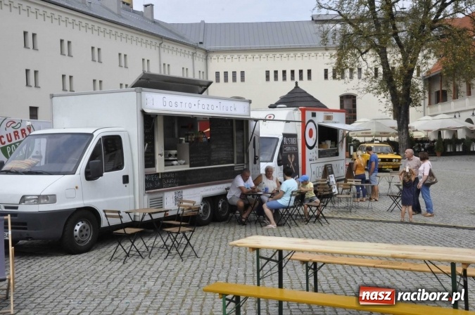 Zdjęcie w galerii na portalu naszraciborz.pl: Na Zamku Piastowskim ruszył I raciborski zlot food trucków. Dziedziniec pełen zapachów  wiadomości z regionu