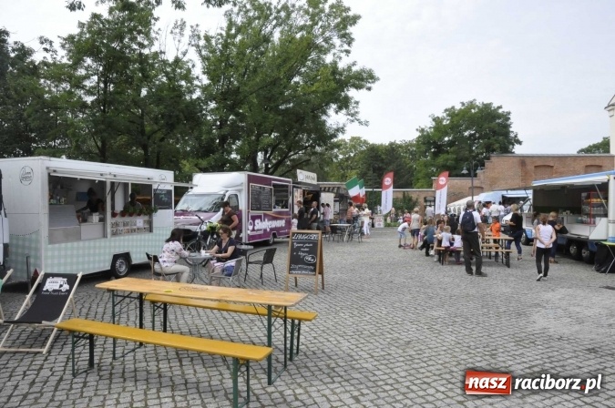 Zdjęcie w galerii na portalu naszraciborz.pl: Na Zamku Piastowskim ruszył I raciborski zlot food trucków. Dziedziniec pełen zapachów  wiadomości z regionu