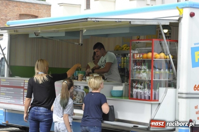 Zdjęcie w galerii na portalu naszraciborz.pl: Na Zamku Piastowskim ruszył I raciborski zlot food trucków. Dziedziniec pełen zapachów  wiadomości z regionu
