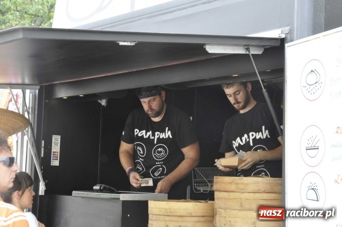 Zdjęcie w galerii na portalu naszraciborz.pl: Na Zamku Piastowskim ruszył I raciborski zlot food trucków. Dziedziniec pełen zapachów  wiadomości z regionu