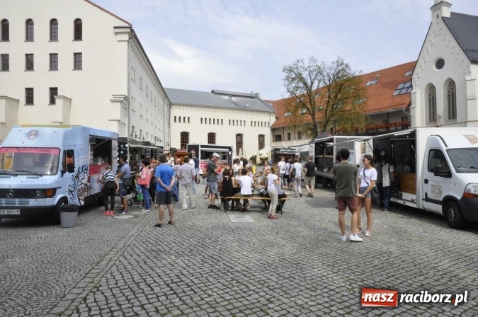 Zdjęcie w galerii na portalu naszraciborz.pl: Na Zamku Piastowskim ruszył I raciborski zlot food trucków. Dziedziniec pełen zapachów  wiadomości z regionu